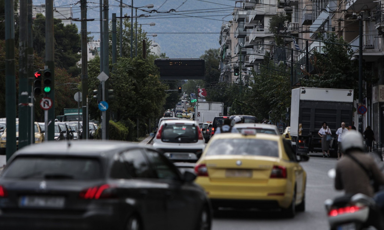 Κίνηση: Χάος στους δρόμους λόγω βροχής – Καθυστερήσεις έως 25′ στην Αττική Οδό