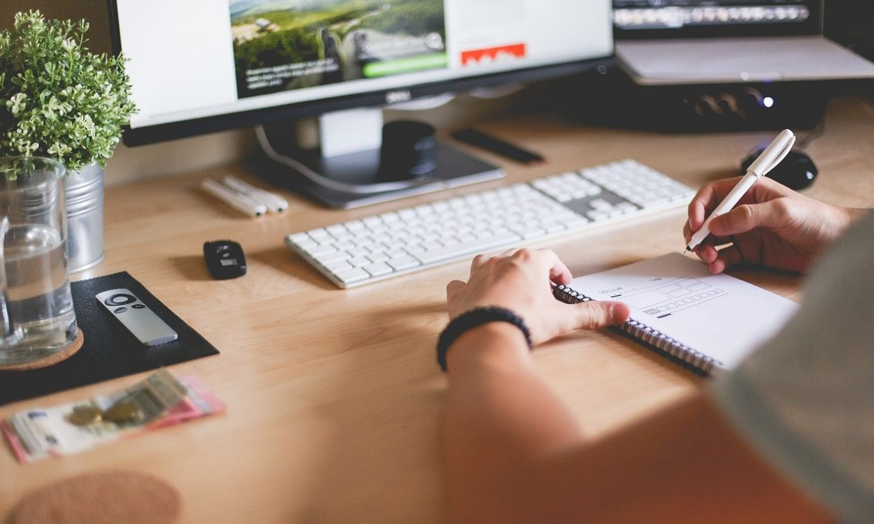 New York Times: Κρυφές εντολές AI σε βιογραφικά – Μάχη ανθρώπου-μηχανής και στον χώρο των προσλήψεων