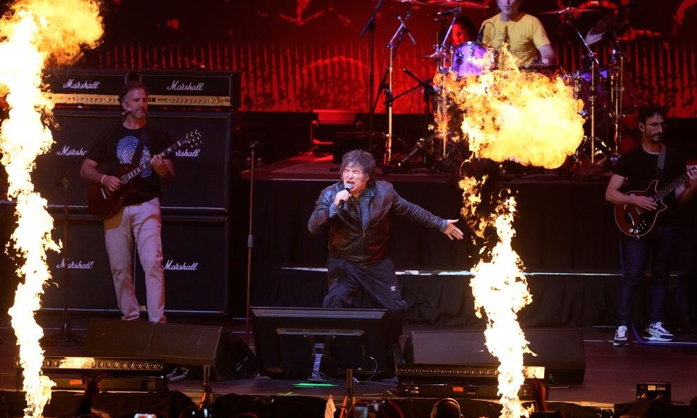 Αργεντινή: Ο πρόεδρος Μιλέι υποδύθηκε τον ροκ σταρ, ενώ η οικονομία καταρρέει