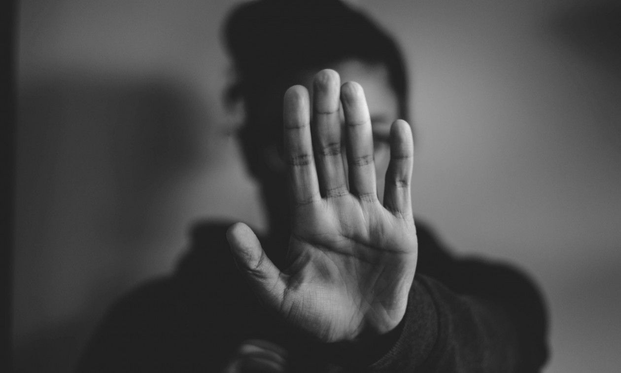 Έγκυος δέχθηκε επίθεση από τον σύντροφό της – Την τρύπησε με πιρούνι στο μάτι – Βίντεο