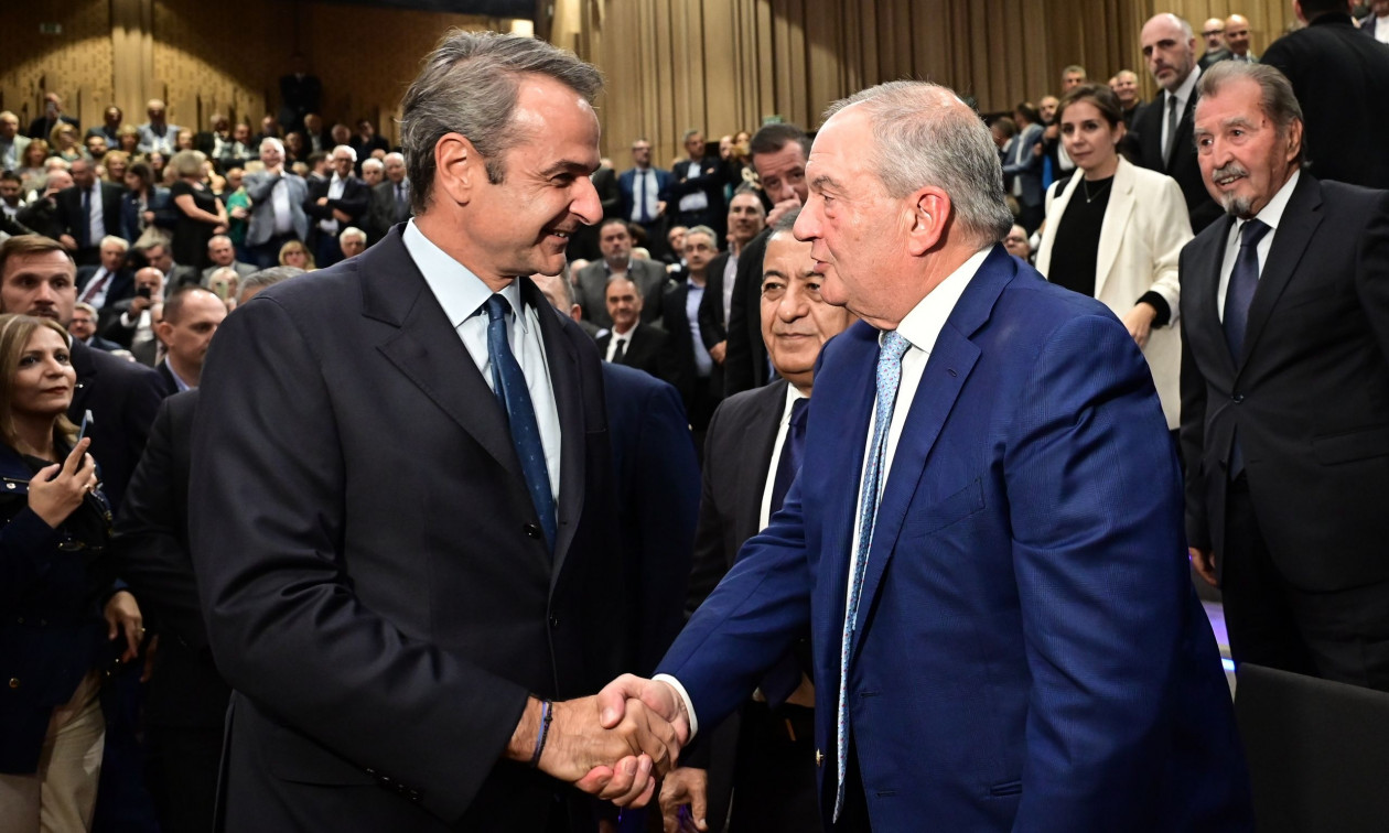 «Γαλάζια» κοσμοσυρροή για το βιβλίο του Στυλιανίδη, αλλά με μια μεγάλη απουσία