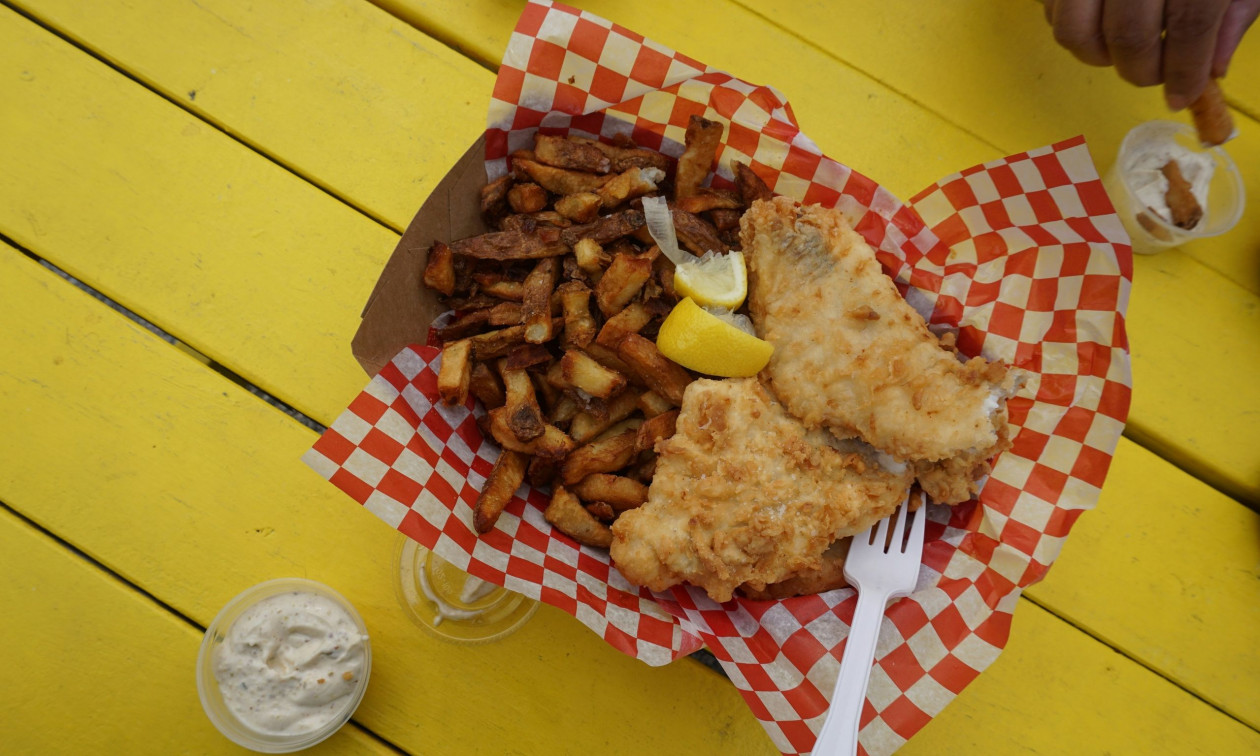 Κίνδυνος για το αγαπημένο fish & chips – Η βρετανική κουζίνα πληρώνει ακριβά την υπεραλίευση