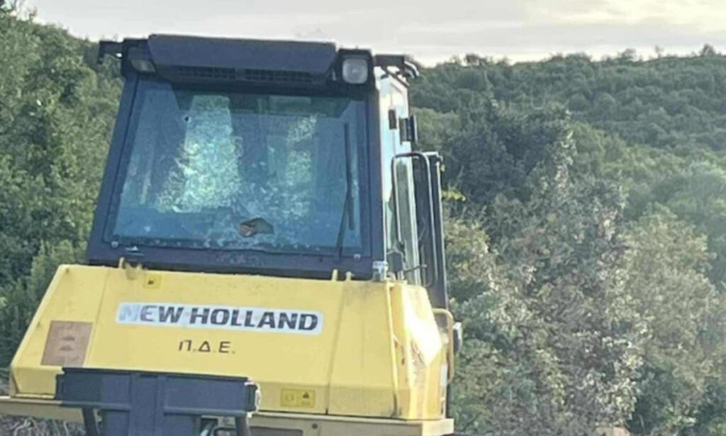 Αιτωλοακαρνανία: Πυροβόλησαν με καραμπίνα μηχάνημα της Περιφέρειας στο Πεντάλοφο