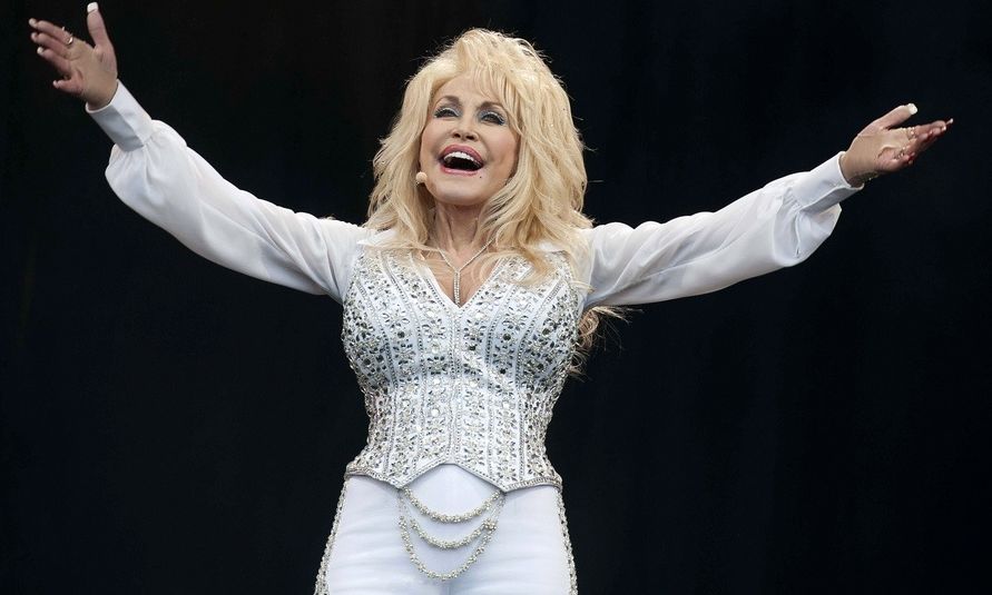 Dolly Parton: «Δεν πέθανα ακόμη» – Διαψεύδει τις φήμες για την υγεία της η τραγουδίστρια