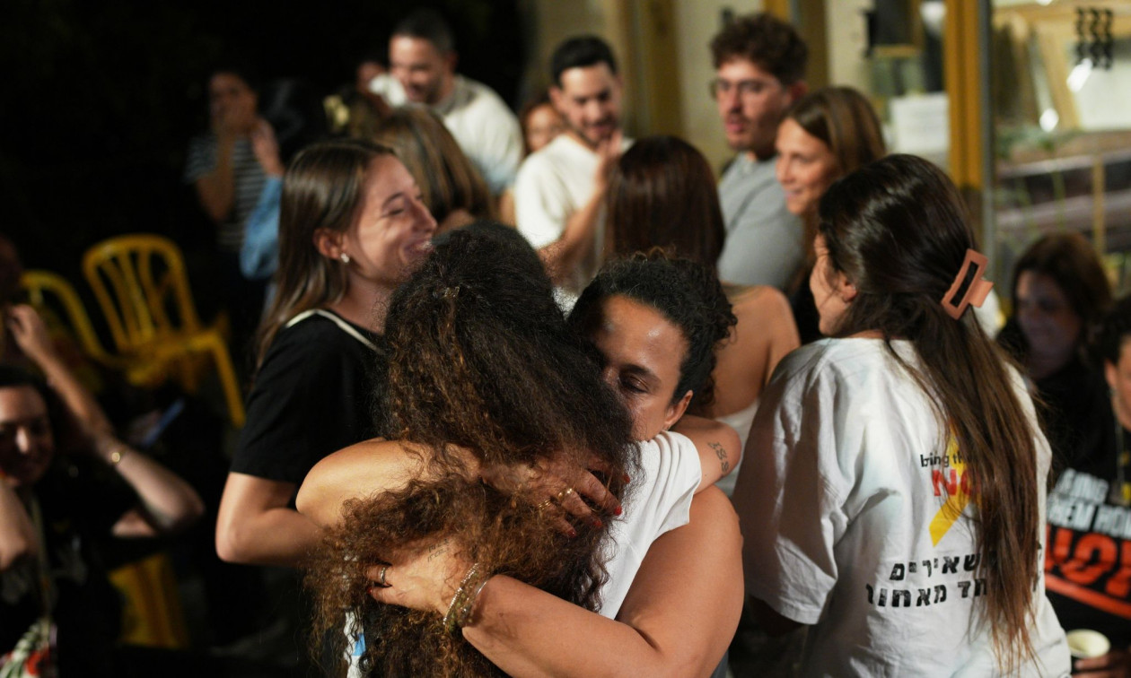 Συμφωνία για τη Γάζα: Δάκρυα χαράς, σαμπάνιες και πανηγυρισμοί στην «Πλατεία των Ομήρων»