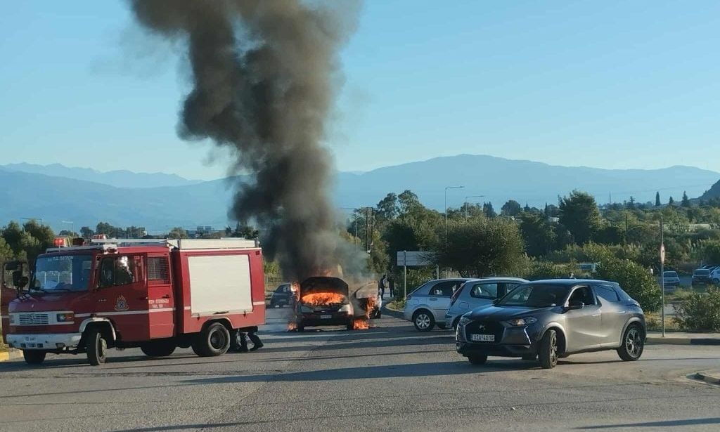 Πάτρα: Αυτοκίνητο τυλίχθηκε στις φλόγες έξω από το νοσοκομείο στο Ρίο