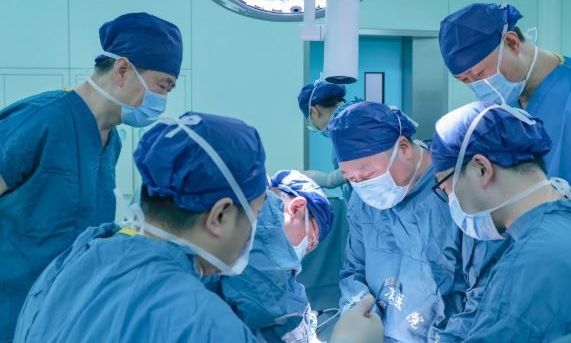 Κίνα: Η πρώτη μεταμόσχευση ήπατος από γενετικά τροποποιημένο χοίρο σε άνθρωπο