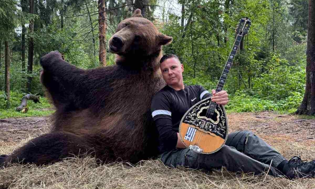 Ο θαρραλέος Έλληνας μουσικός που παίζει μπουζούκι κάνοντας βόλτα με μια αρκούδα στη Μόσχα