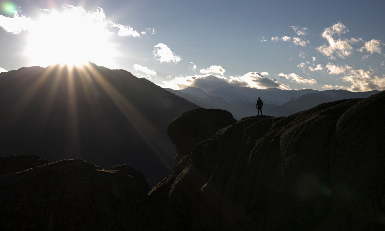 Σκάνδαλο(;) στη Θεσσαλία: Δήμαρχος έψαχνε σακ βουαγιάζ με €40.000 που ξέχασε σε αίθουσα συσκέψεων
