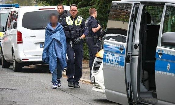 Γερμανία: Απίστευτο μυστήριο με το μαχαίρωμα της Δημάρχου – Η ακατανόητη στάση των αρχών