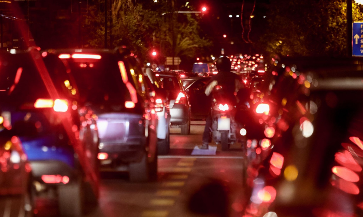 Κίνηση: Στο «κόκκινο» Κατεχάκη, Βασιλίσσης Σοφίας και Αρδηττού – Καθυστερήσεις στην Αττική Οδό