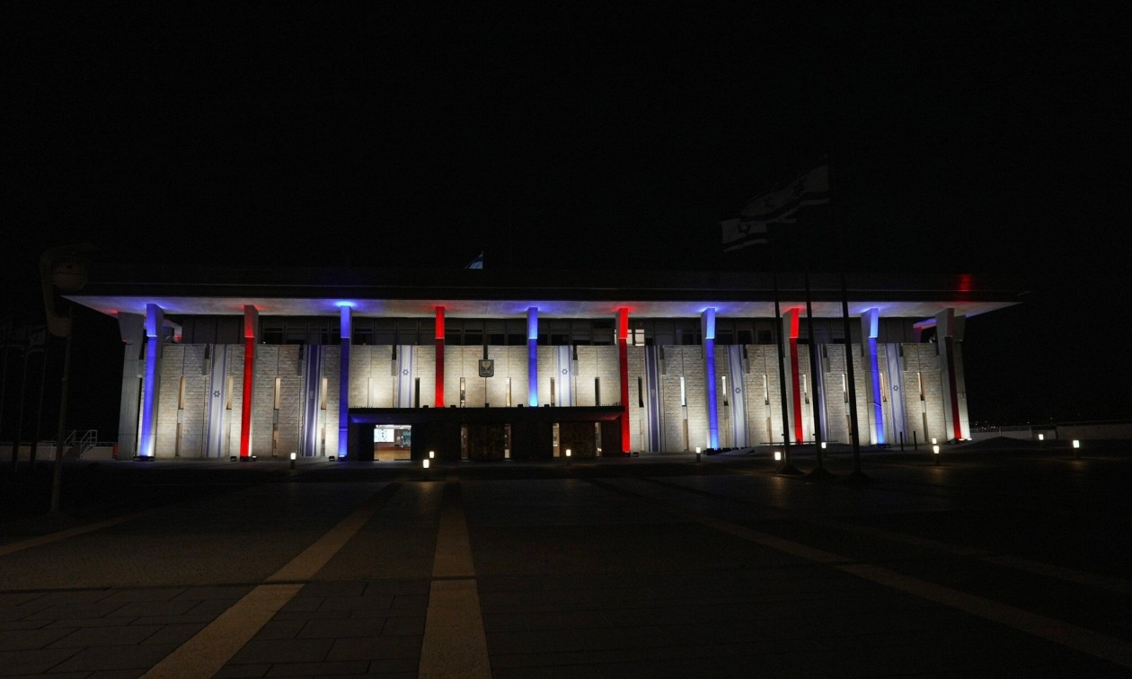 Ισραήλ: Η Κνέσετ φωτίστηκε με τα χρώματα της αμερικανικής σημαίας ενόψει της επίσκεψης Τραμπ