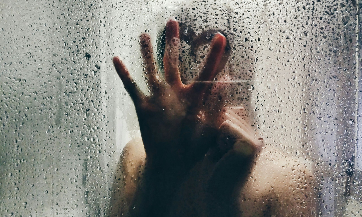 Νέα Σμύρνη: 28χρονη έτρεξε να σωθεί στο μπάνιο – Ο σύντροφός της την απείλησε με μαχαίρι