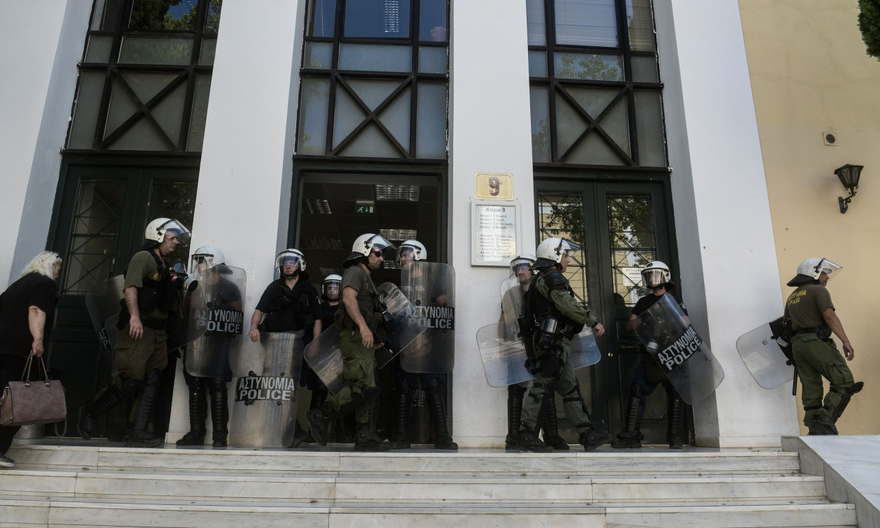 Ευελπίδων: Συνελήφθη γυναίκα που έκανε χρήση ναρκωτικών μέσα στα δικαστήρια