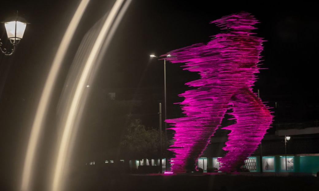 Γιατί ο Δρομέας του Κώστα Βαρώτσου φωτίστηκε ροζ