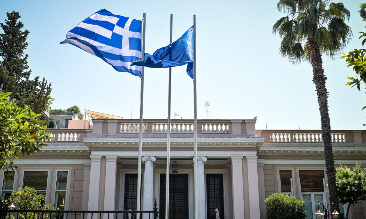 Κυβερνητικές πηγές κατά ΠΑΣΟΚ για παραποίηση της αλήθειας και «κοπτοραπτική»