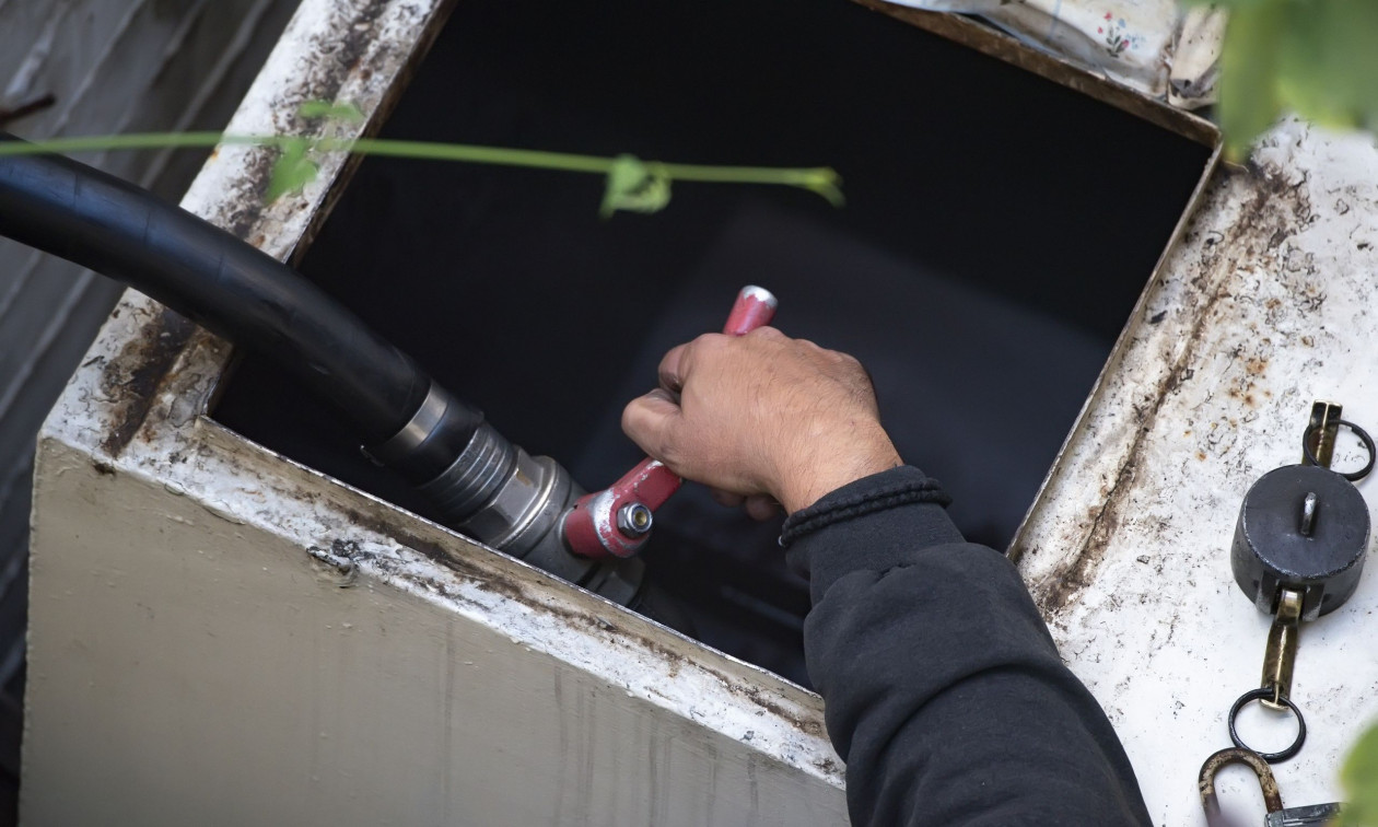 Οδηγός βυτιοφόρου έκλεβε καύσιμα και τα πουλούσε κρυφά – Τον «τσάκωσε» το Εσωτερικών Υποθέσεων