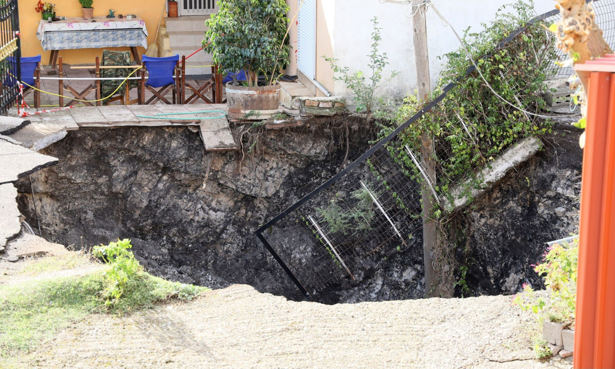 Αιτωλοακαρνανία: Κίνδυνος για τα τρία σπίτια γύρω από τον κρατήρα – Τι έδειξε η αυτοψία