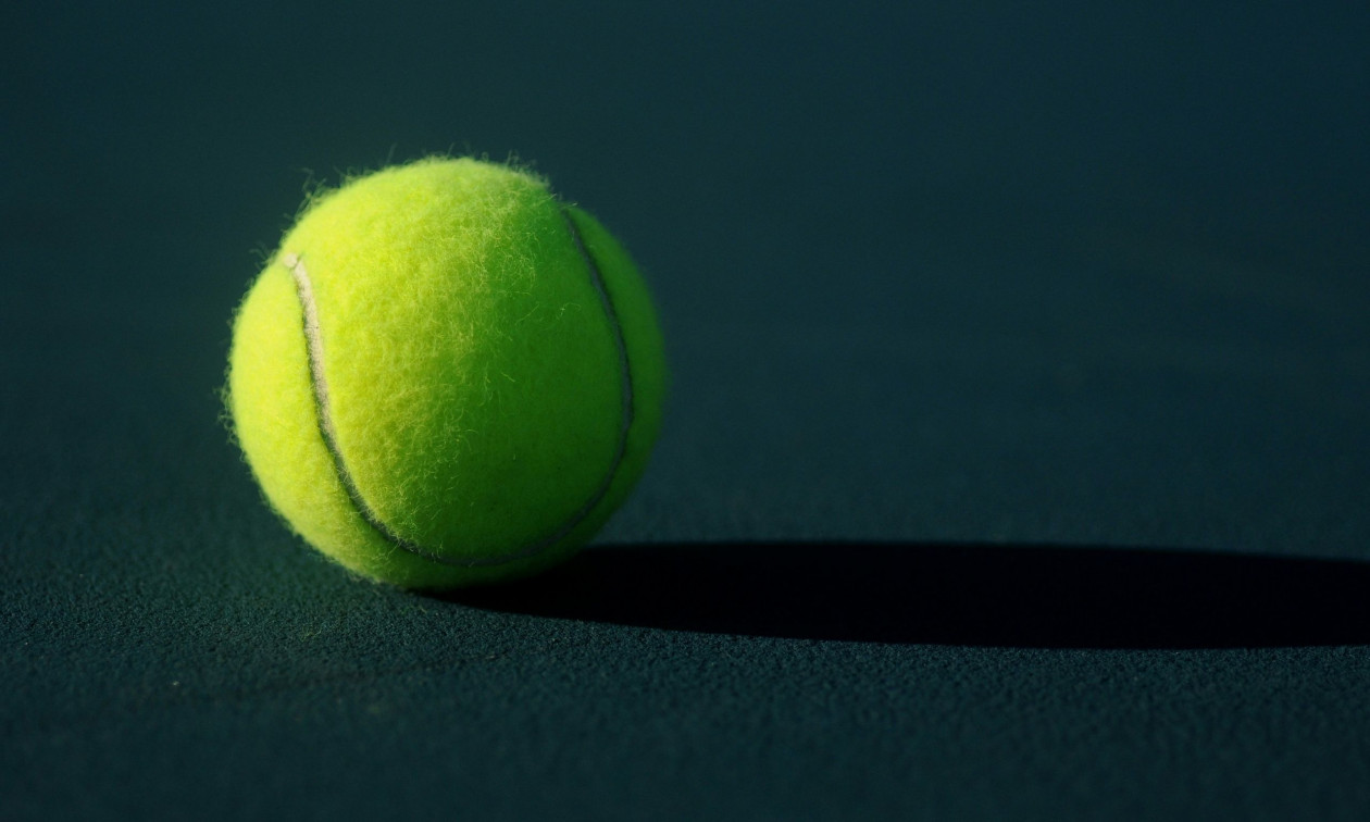 Το απόλυτο «κόλπο» – Γιατί πρέπει να παίρνεις ένα μπαλάκι του τένις στις πτήσεις σου