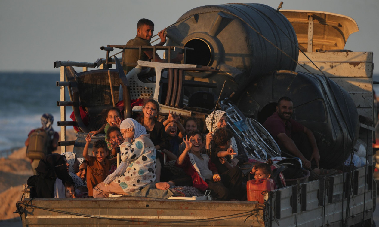 Χιλιάδες Παλαιστίνιοι γυρνούν στα σπίτια τους στη Γάζα, όπου τους περιμένει η καταστροφή και η θλίψη