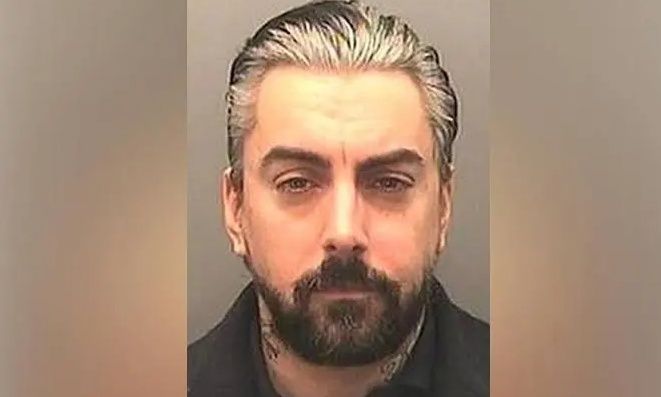 Βρετανία: Δύο συλλήψεις για τη δολοφονία του παιδόφιλου ροκ σταρ μέσα στη φυλακή