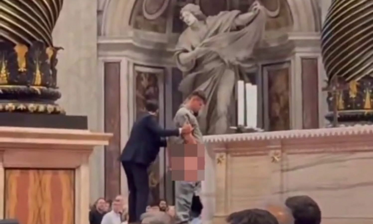 Απίστευτο περιστατικό στο Βατικανό: Άνδρας ούρησε μέσα στη Βασιλική του Αγίου Πέτρου – Βίντεο
