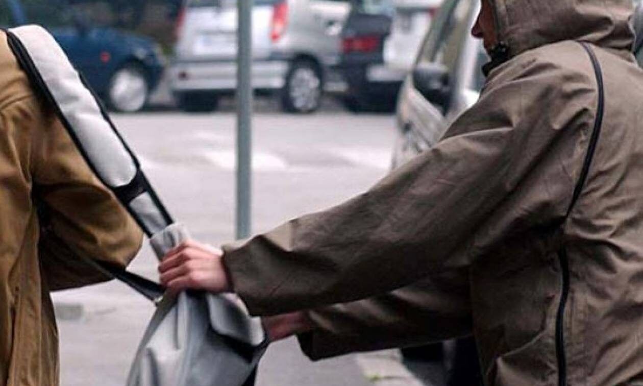 «Τσαντάκιας» με μοτοσυκλέτα σκόρπιζε τον τρόμο σε Κορυδαλλό και Νίκαια – Τραυμάτιζε γυναίκες