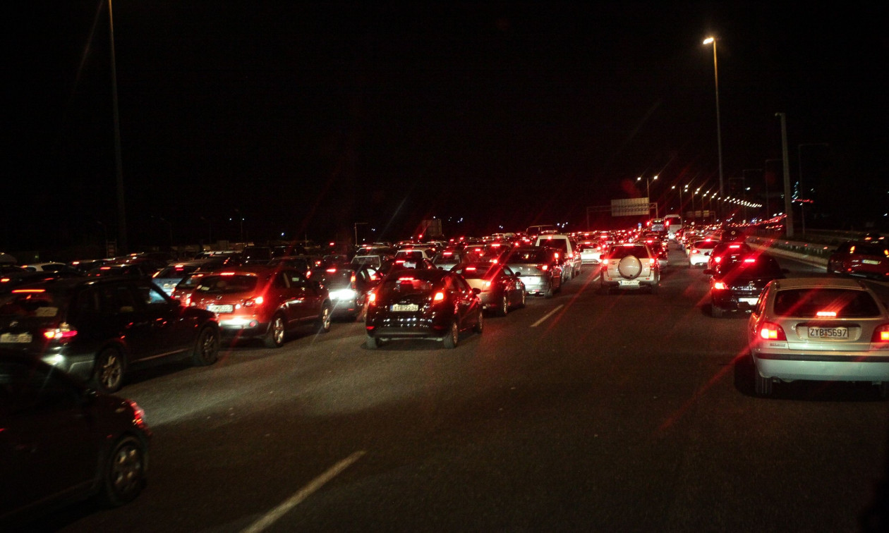 Κίνηση στους δρόμους: Καθυστερήσεις 20 λεπτών στην Αττική Οδό – Αργές ταχύτητες στην Εθνική