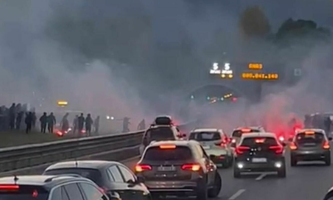 Ιταλία: Ουρές χιλιομέτρων και σκηνές χάους σε αυτοκινητόδρομο μετά από συμπλοκή μεταξύ οπαδών ομάδων