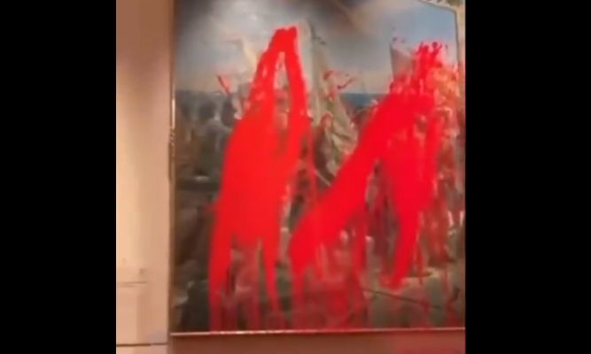 Μαδρίτη:Ακτιβίστριες πέταξαν κόκκινη μπογιά σε πίνακα του Χριστόφορου Κολόμβου στο Ναυτικό Μουσείο