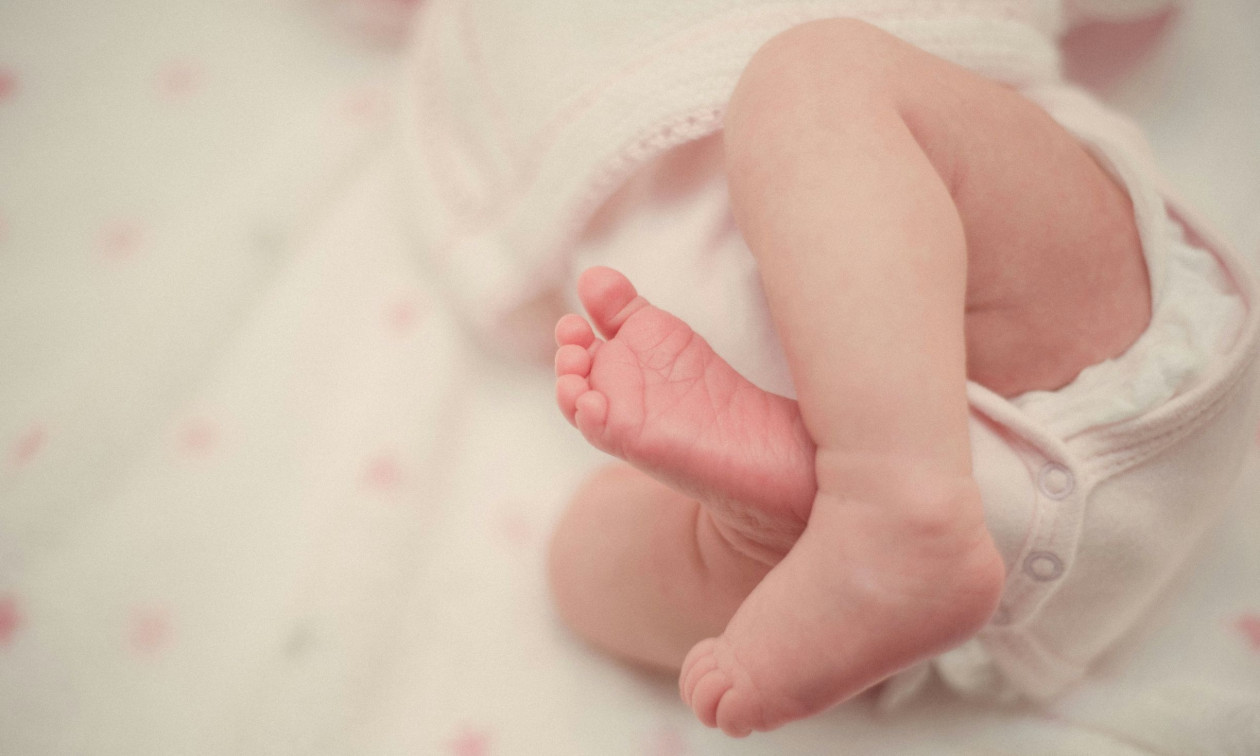 Πατήσια: Κινδύνευσε με ανακοπή το βρέφος που εισέπνευσε ναρκωτικά που κάπνιζε ο πατέρας του