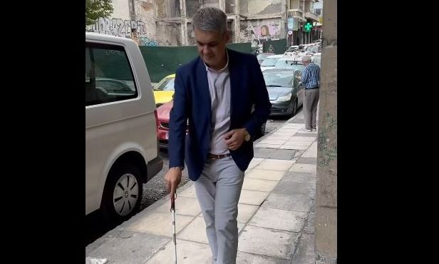 Αθήνα: Εργοτάξια και τρύπες κάνουν αδύνατη τη βόλτα για ανθρώπους με προβλήματα όρασης – Βίντε
