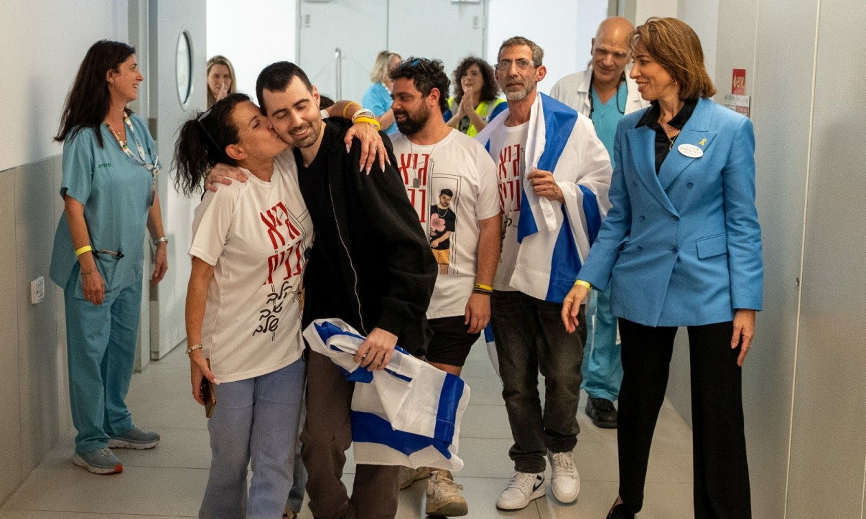 Τα πιο συγκινητικά βίντεο της επανένωσης των Ισραηλινών και των Παλαιστινίων με τις οικογένειές τους