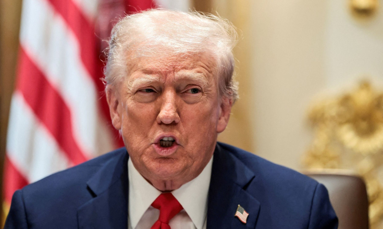 Ο Τραμπ κατακρίνει το εξώφυλλο του Time: Εξαφάνισαν τα μαλλιά μου και έχει «εξαιρετικά μικρό» στέμμα