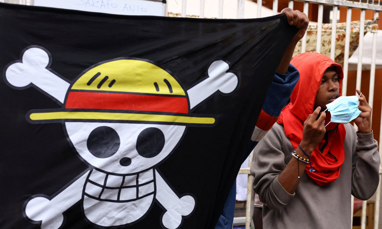 Μαύρη σημαία και ένα κρανίο που χαμογελάει – Τι σημαίνει το σύμβολο των διαδηλωτών της Gen Z