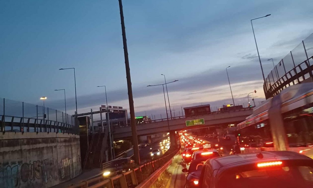 Κίνηση στους δρόμους: Μεγάλες καθυστερήσεις στην Αττική οδό – Σοβαρά προβλήματα στη Μεσογείων