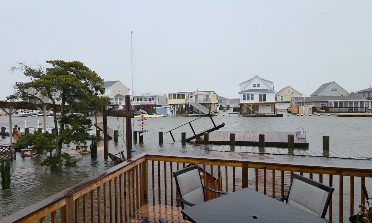 ΗΠΑ: Τεράστια κύματα και πλημμύρες εξαιτίας ισχυρών ανέμων – Βίντεο