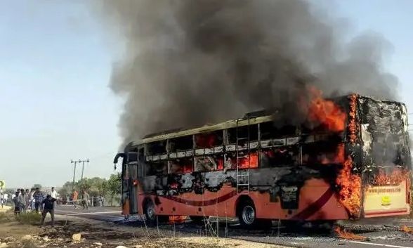 Τραγωδία στην Ινδία: Τουλάχιστον 19 νεκροί σε λεωφορείο που τυλίχθηκε στις φλόγες – Βίντεο
