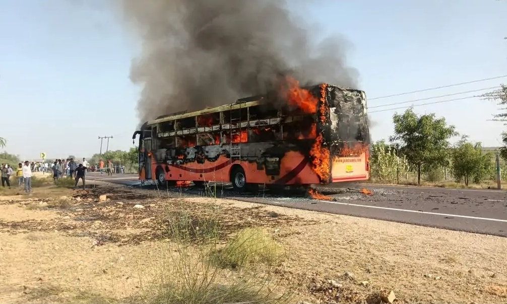 Τραγωδία στην Ινδία: 20 άνθρωποι κάηκαν ζωντανοί από φωτιά σε λεωφορείο