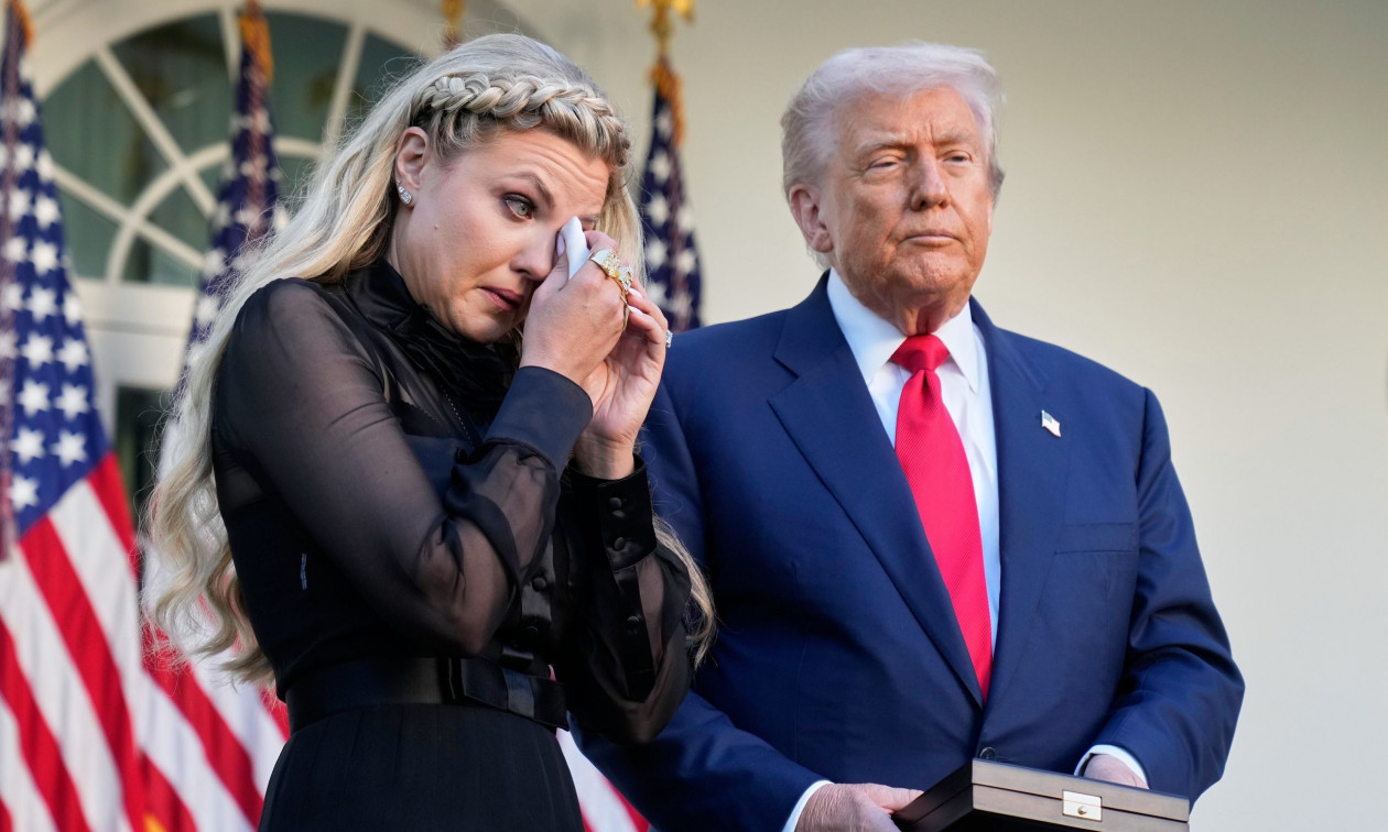 ΗΠΑ: Ο Τραμπ παρασημοφόρησε τον δολοφονημένο Κερκ με το προεδρικό μετάλλιο της ελευθερίας