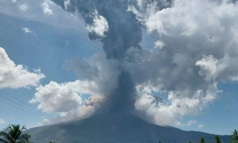 Νέα έκρηξη ηφαιστείου στην Iνδονησία – Εκτοξεύτηκε τέφρα σε ύψος 11 χιλιομέτρων