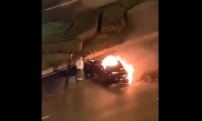 Φρικτό ατύχημα στην Κίνα : Οδηγός κάηκε ζωντανός μέσα στο ηλεκτρικό αυτοκίνητό του – Σκληρά πλάνα