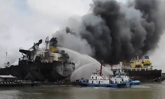 Τραγωδία στην Ινδονησία: 10 νεκροί σε ναυπηγείο από φωτιά σε δεξαμενόπλοιο