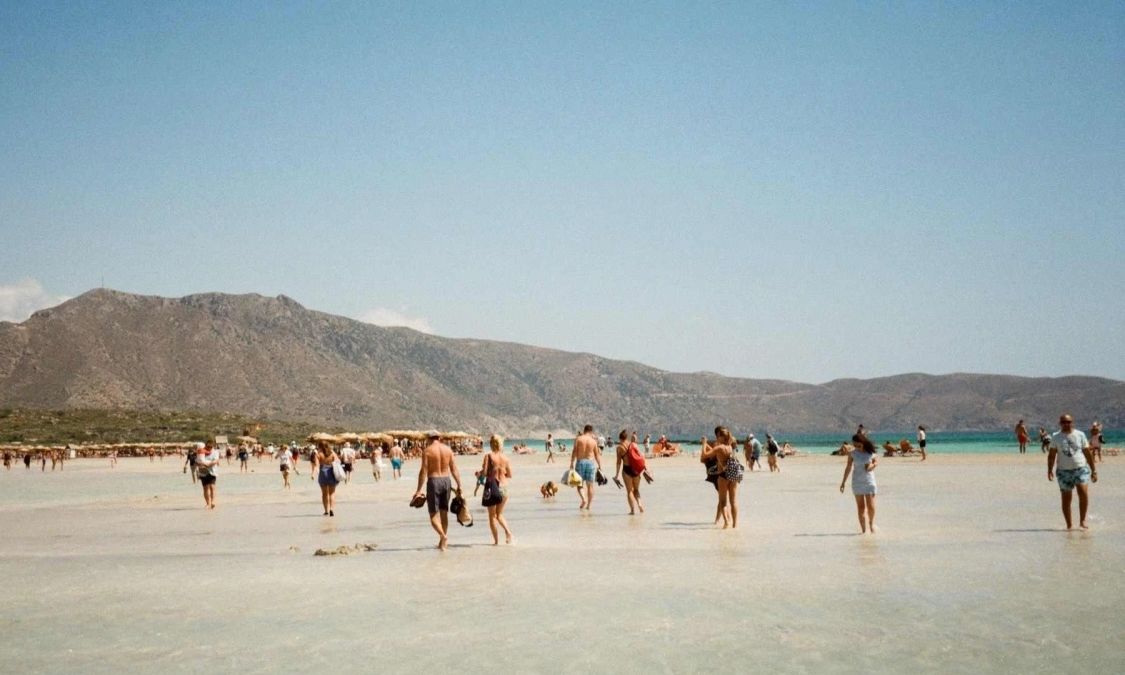 Η ελληνική παραλία που χρίστηκε «καλύτερη παγκοσμίως» καταστράφηκε από τον κόσμο