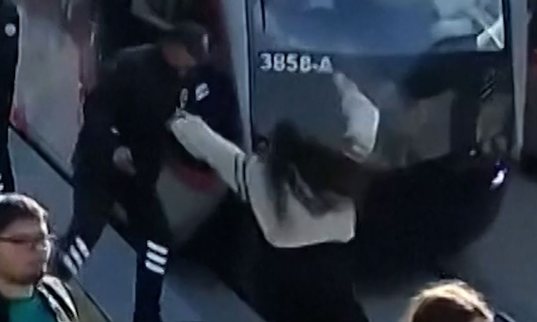 Τουρκία: Η στιγμή που φύλακας σώζει νεαρή πριν την χτυπήσει το τραμ