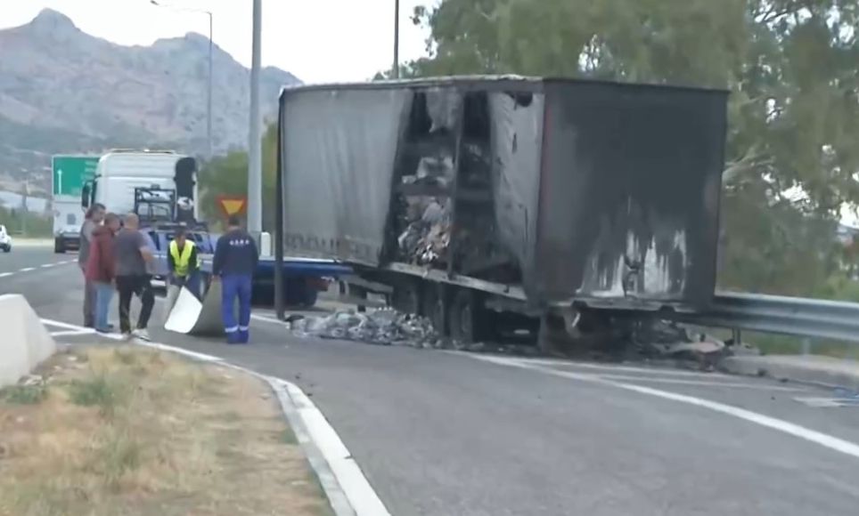 Κιάτο: Σοβαρό τροχαίο με τρεις τραυματίες – ΙΧ συγκρούστηκε με φορτηγό