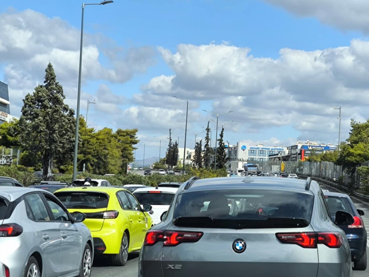 Κίνηση στους δρόμους: Στο «κόκκινο» Κηφισός και Αττική Οδός – Καθυστερήσεις άνω των 30 λεπτών