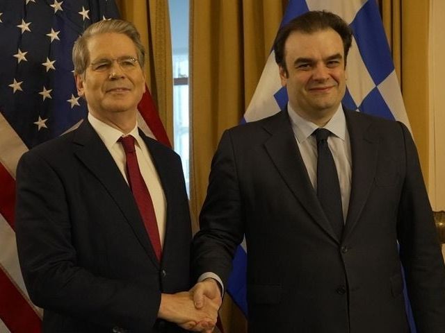 Συνάντηση Πιερρακάκη με τον Αμερικανό ΥΠΟΙΚ, Σκοτ Μπέσεντ – Έμφαση στην ενεργειακή συνεργασία