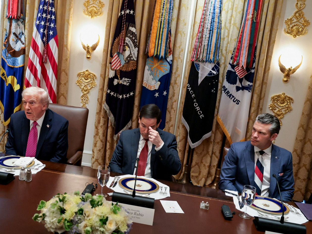 Η γραβάτα του Αμερικανού υπουργού Άμυνας με τα χρώματα της ρωσικής σημαίας στη συνάντηση με Ζελένσκι