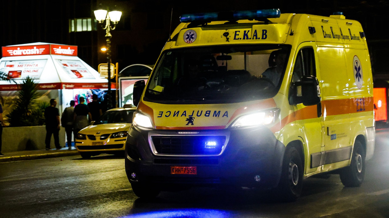 Σοβαρό Τροχαίο στο Μενίδι: Οδηγός «καρφώθηκε» σε δέντρο και νοσηλεύεται